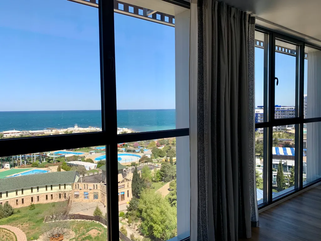 Элитная квартира с панорамным окнами витражами с видом на море