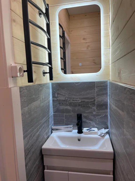 Шале на берегу реки с банным чаном и дровяной баней