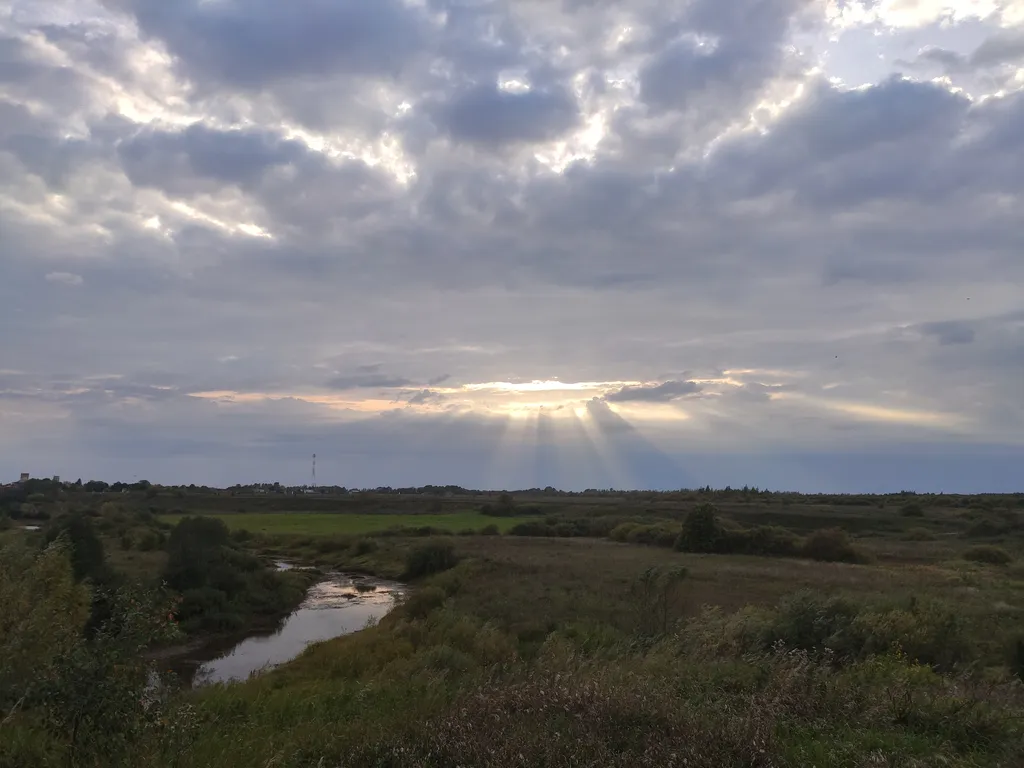 Домик с большой терассой на берегу озера