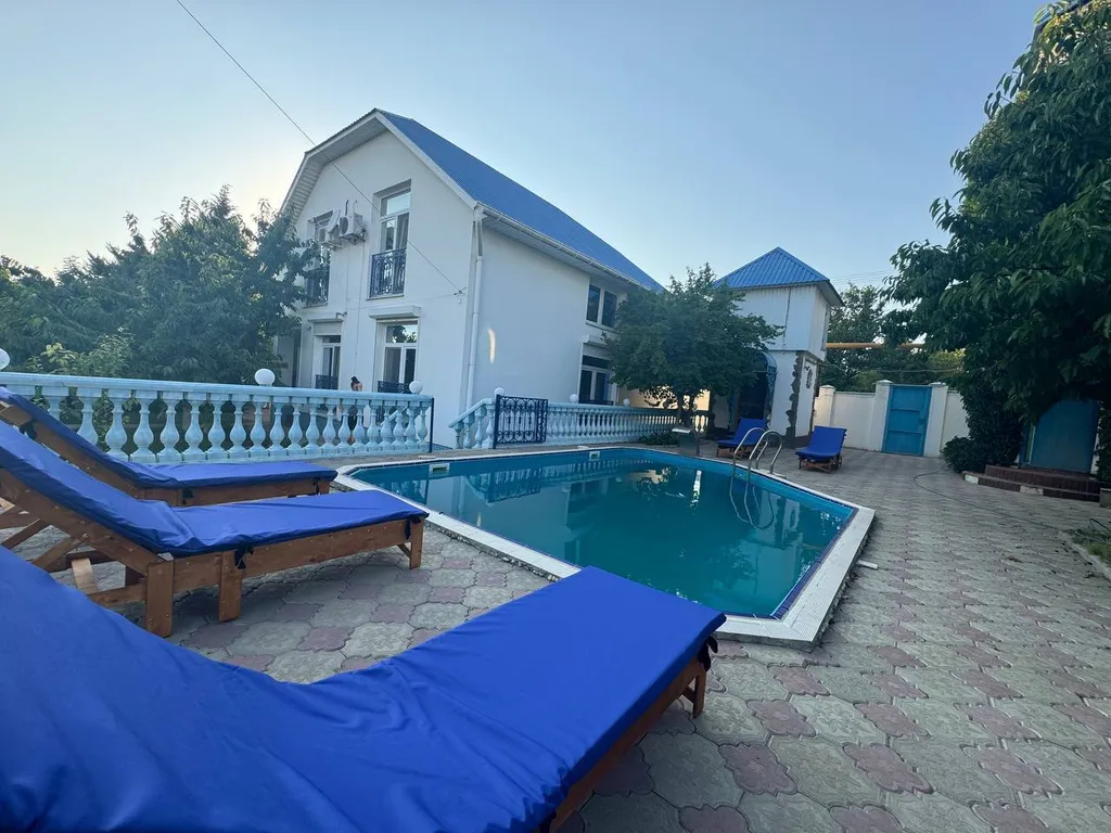 Дом с бассейном