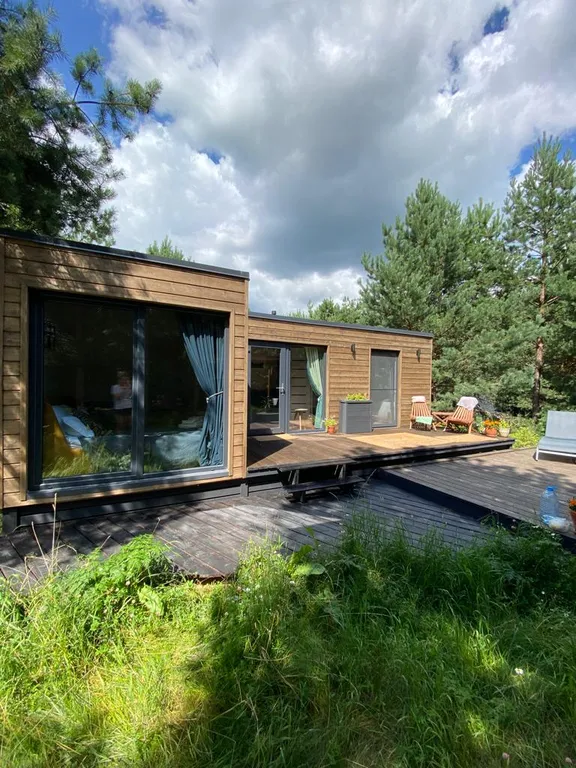 Скандинавский дом с ванной внутри и видом на лес