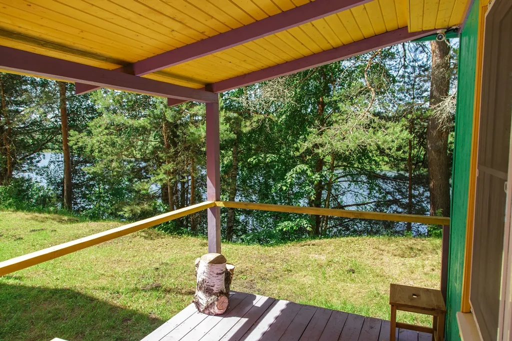 Уютный деревянный дом на берегу реки