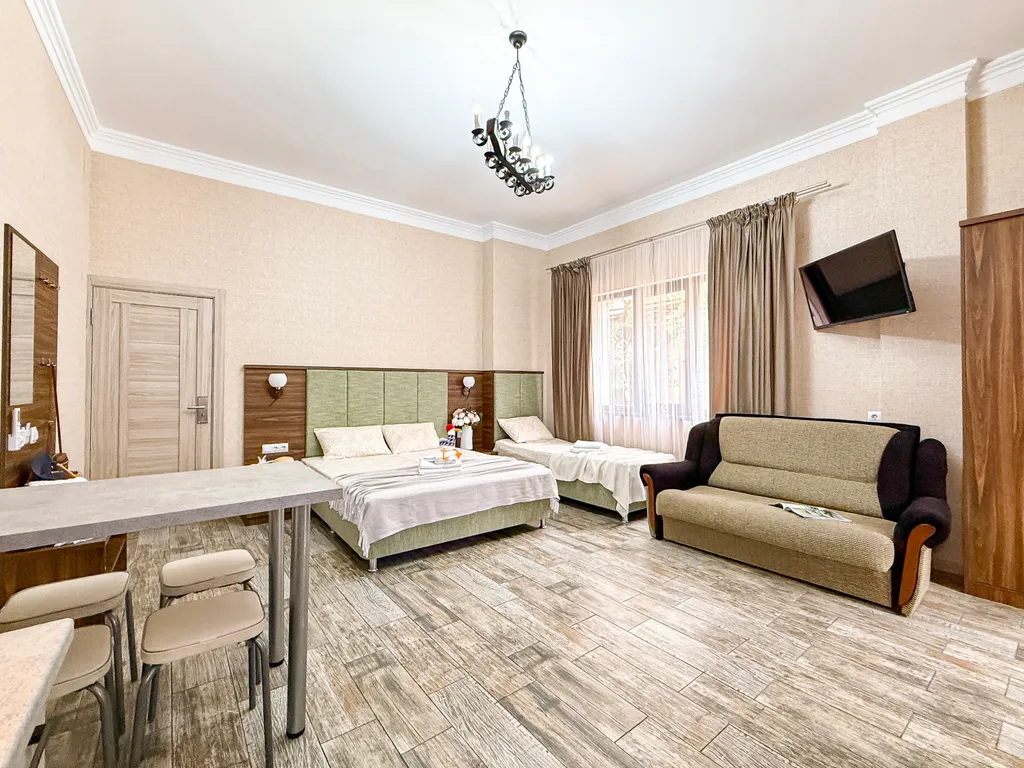 Номер на 4 человек с кухней на 1 этаже в центре, в 7 минутах до моря