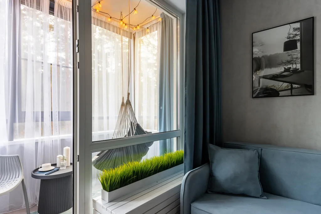 Дизайнерская квартира Облако с качелью на балконе и с видом на сосны