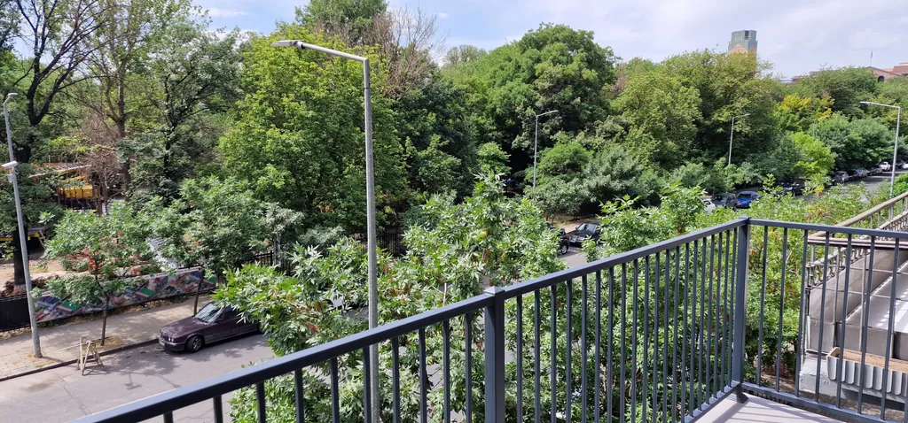 3-комнатная квартира с видом на парк у площади Республика