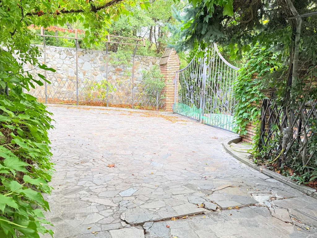 Дом с теплым бассейном у моря в Ялте