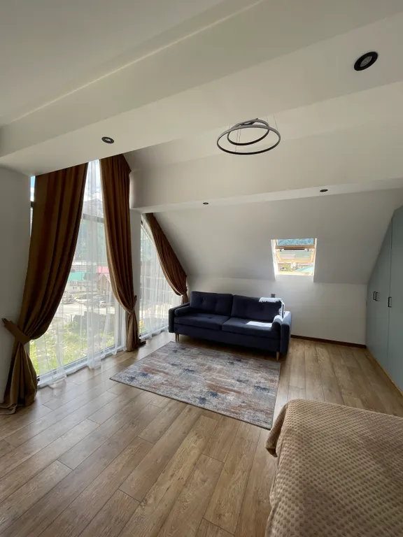 Новый коттедж с витражными окнами в центре