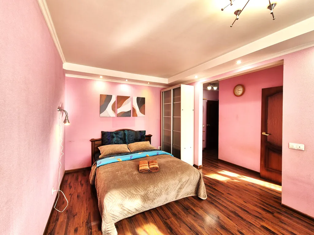 Двухкомнатная хорошая квартира в центре города