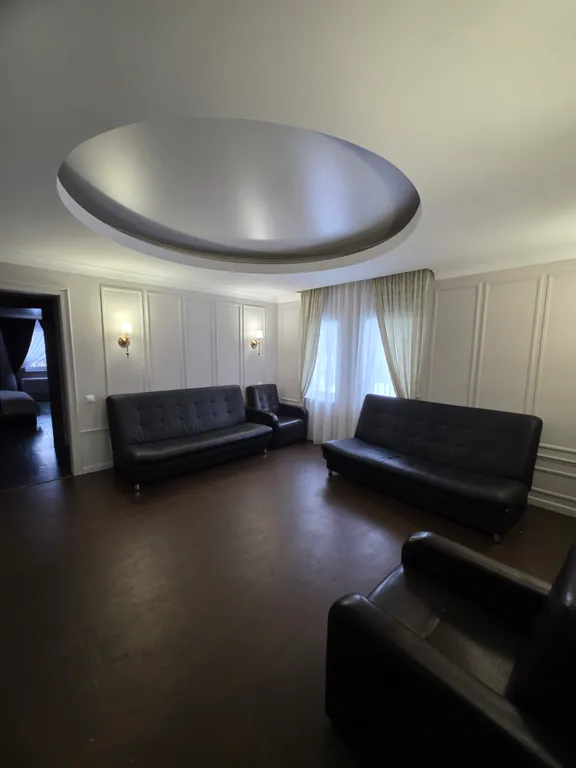 Загородный дом с бассейном и банкетным залом