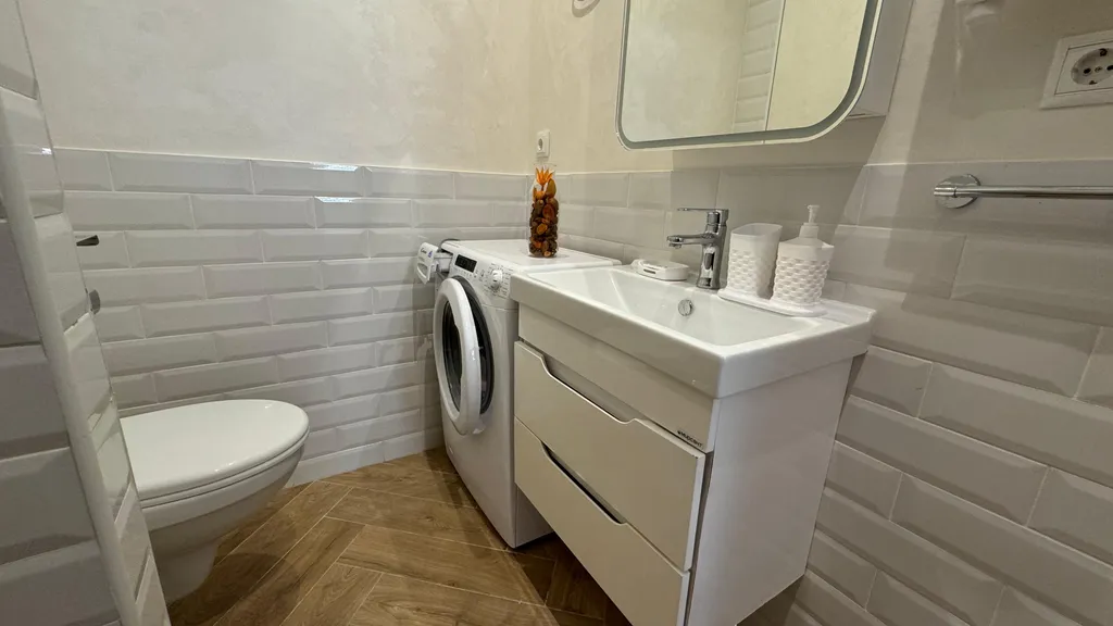 Евротрехкомнатный апартамент с балконом на первой линии