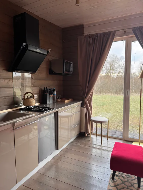 Яркий дом с ванной у панорамного окна