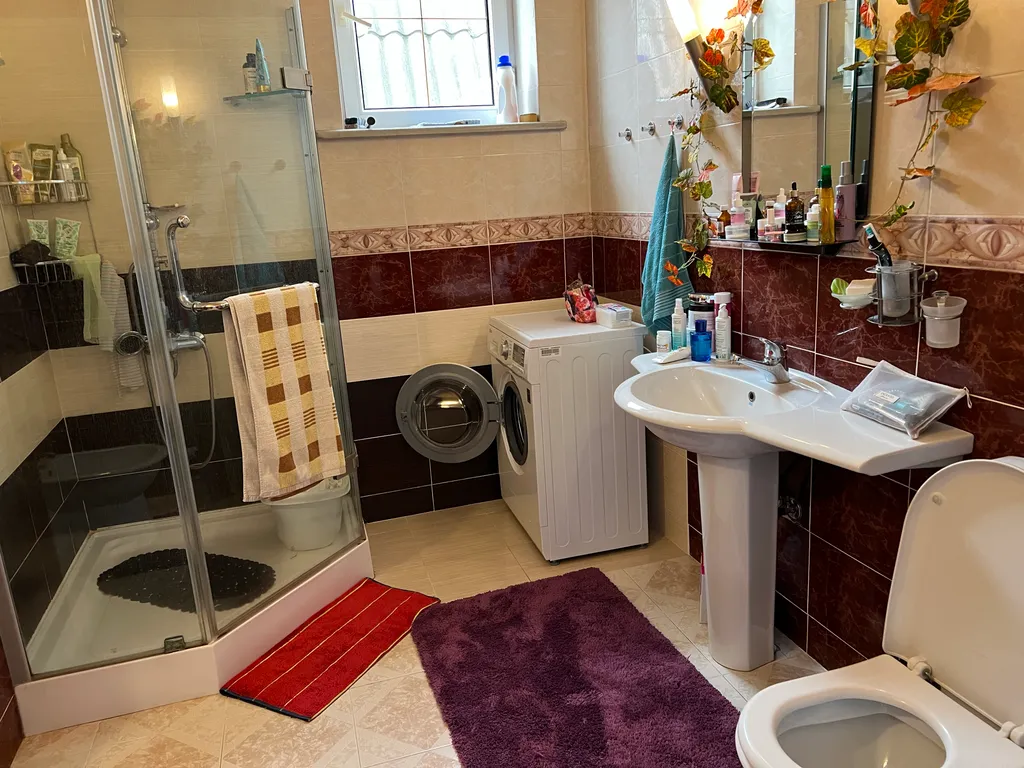 Уютный 2-х этажный дом в центре города, 650 м от моря