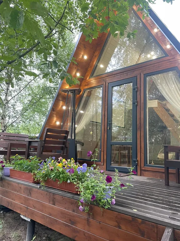 Уютный треугольный домик