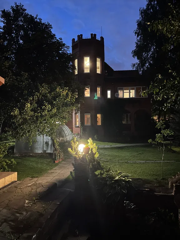 Улучшенный номер с балконом и стильной ванной комнатой