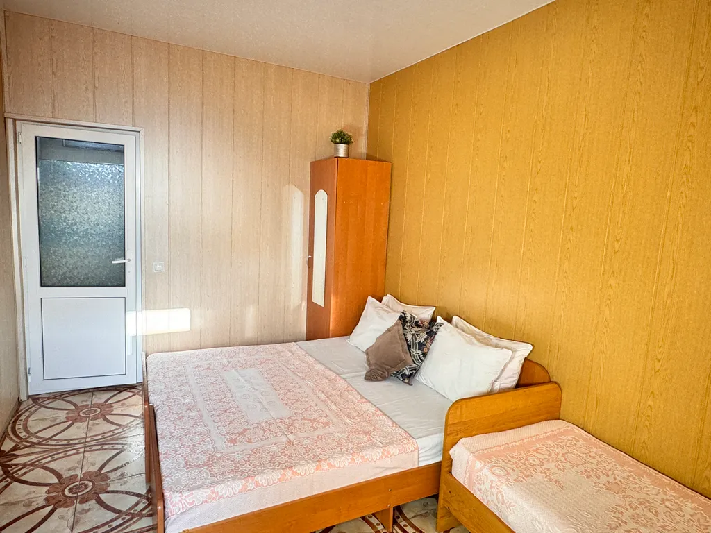 Номер на три человека с кондиционером, рядом с морем