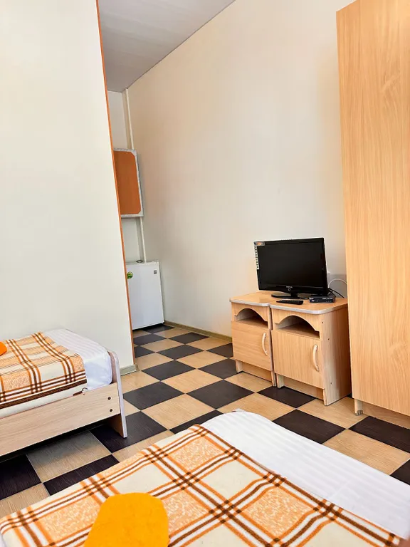 Прохладная комната в зелёном дворе