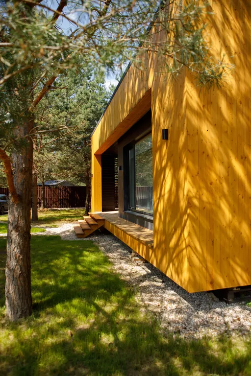 Дом с сауной и горячим чаном на участке с соснами