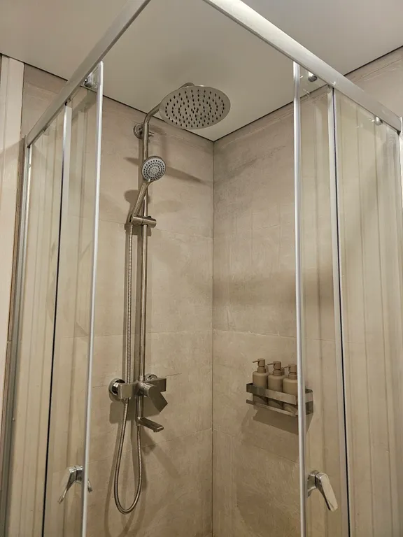 Вилла Nelli с видом на озеро и зоной барбекю среди каменной россыпи