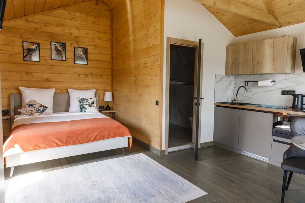 Коттедж для двоих в лесу у пруда