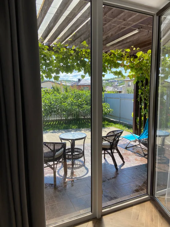 Уютный современный дом возле гор и моря