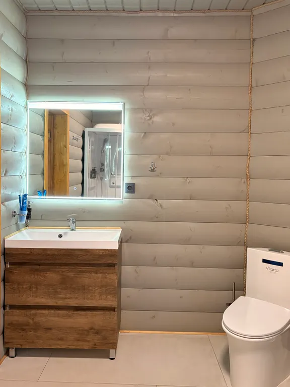 Дом с сауной и тёплым бассейном у пруда