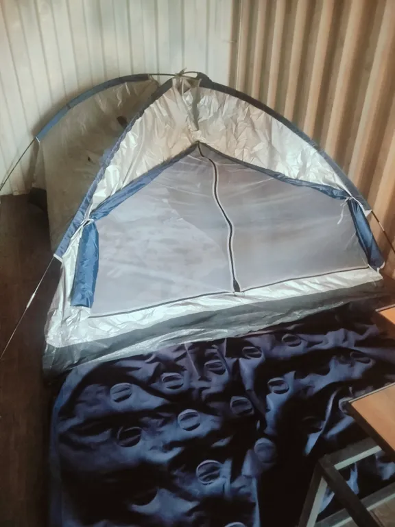 Палатка в морском контейнере