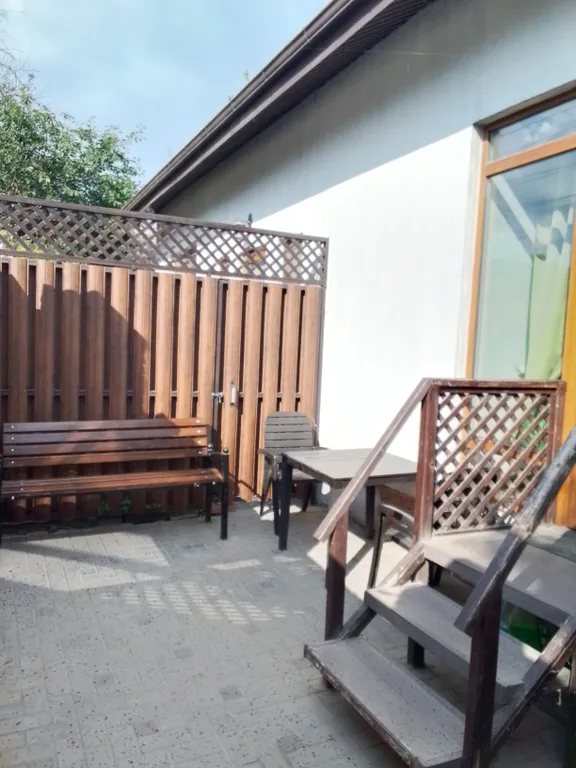 Часть дома с двором и мангалом