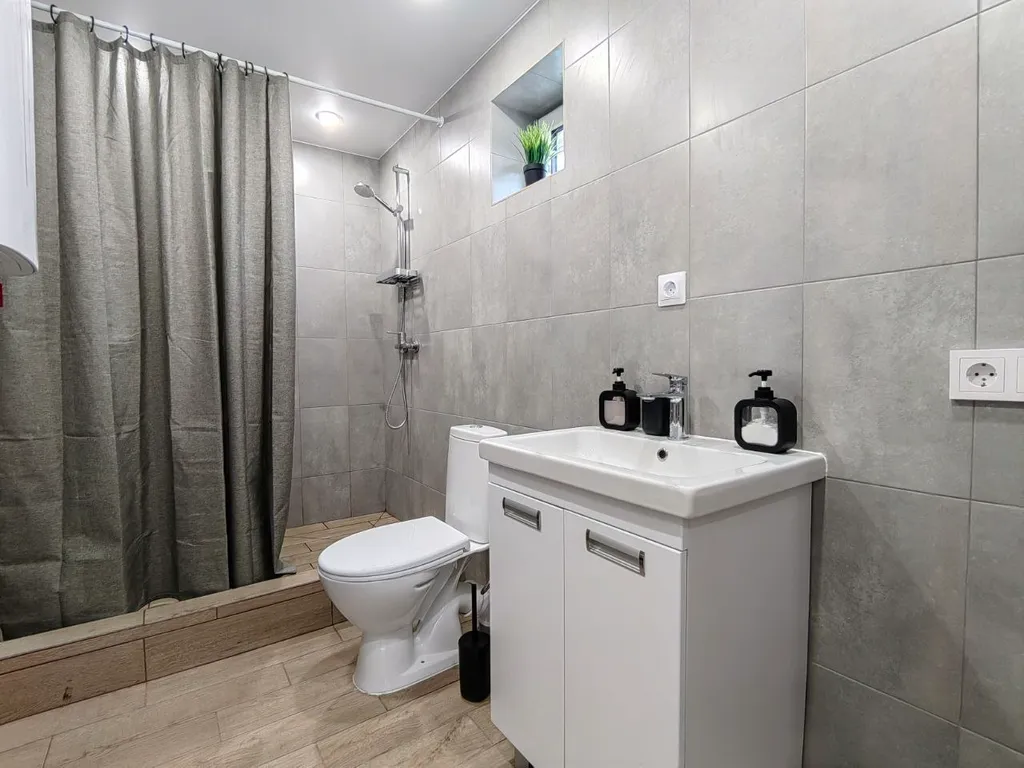 Уединенный домик возле леса