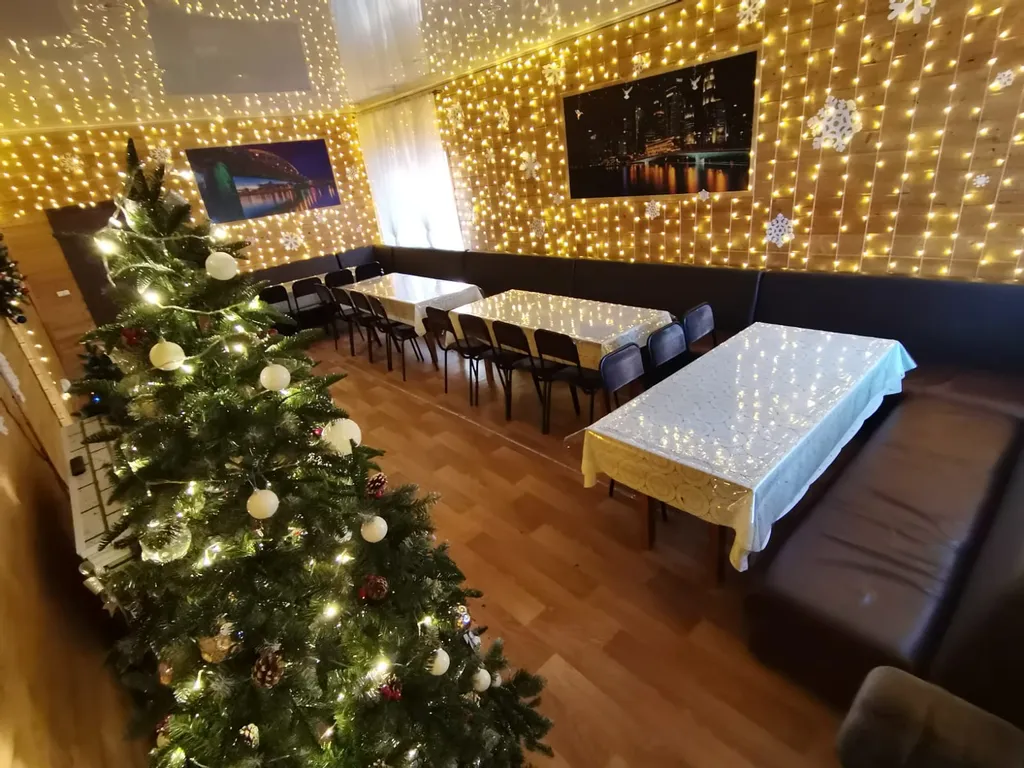 Трёхэтажный коттедж с ночным клубом баней и бассейном