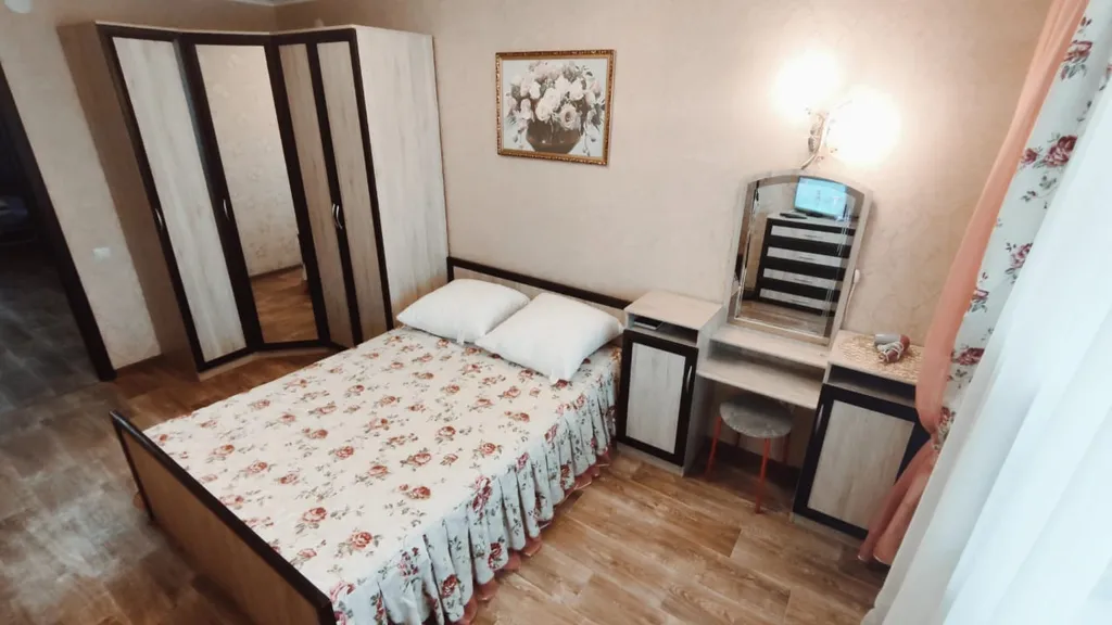 Просторная квартира через дорогу от территории монастыря