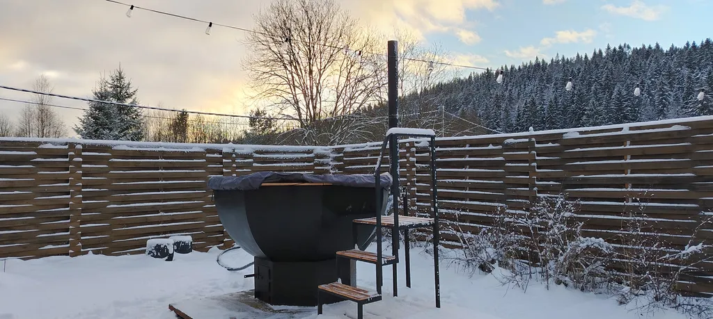 Берлога люкс, коттедж с банным чаном для отдыха с видом на лес и скалы