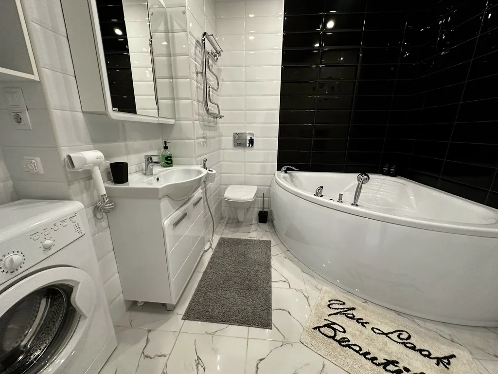 Стильные апартаменты с парящей кроватью и джакузи