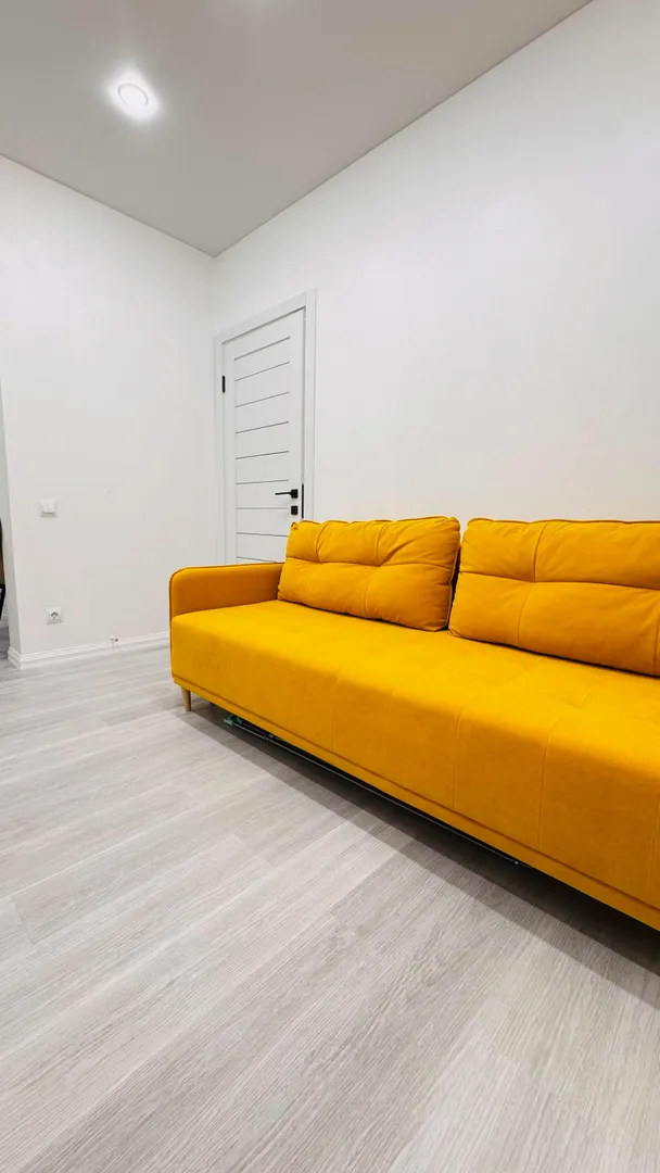 Диван двуспальный в гостиной