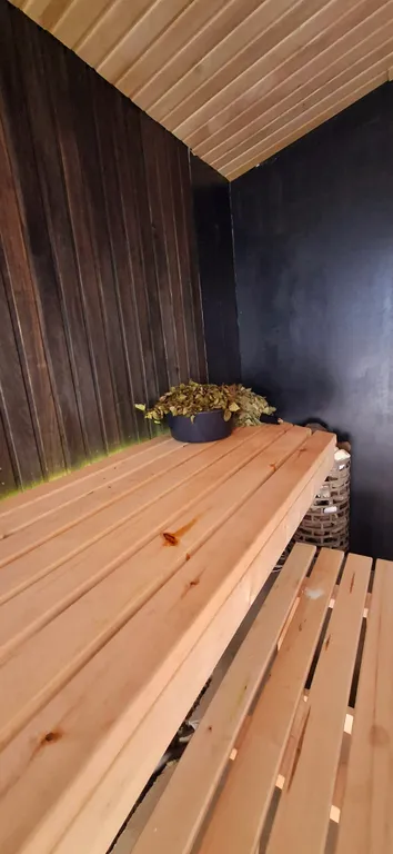 Дом с кораблем на берегу реки