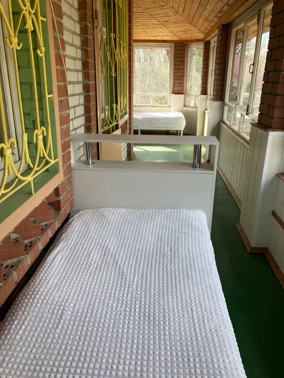 Трёхэтажный коттедж с сауной и бассейном в тихом заливе волги