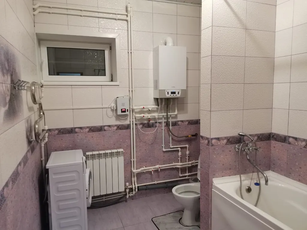 Уютный уголок с небольшой зоной для отдыха и машиноместом