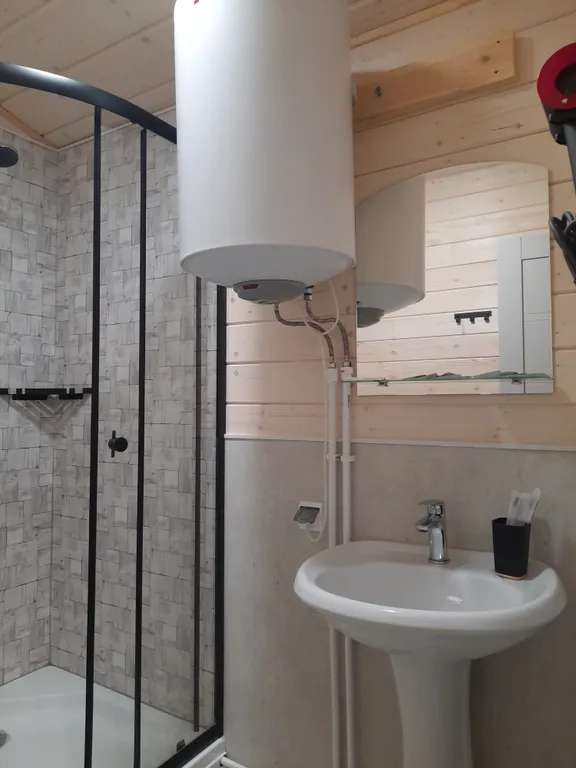 Уютный четырехместный Домик де-люкс с отдельными кроватями