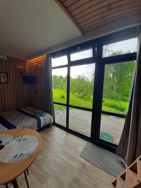 Уютный домик у реки