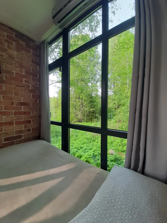 Дом на склоне холма у реки