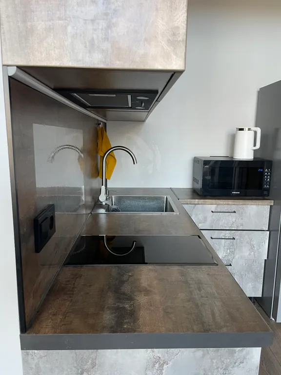 Уютный дом у горной реки