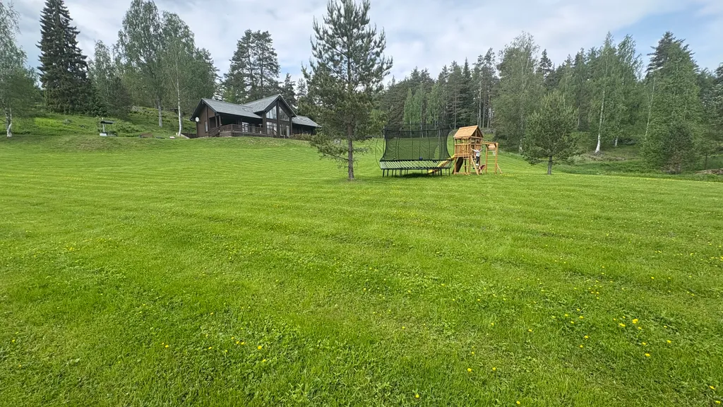 Современный коттедж на берегу озера Лавиярви