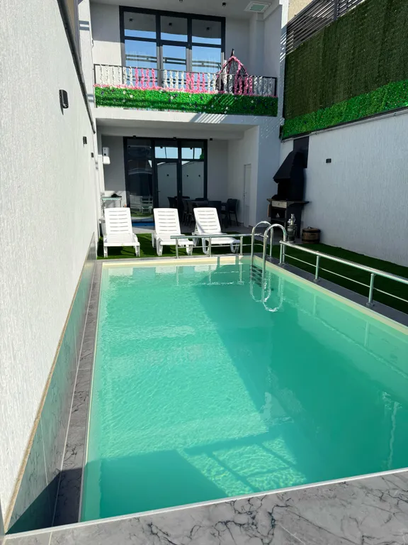 Шикарный дом с бассейном на берегу