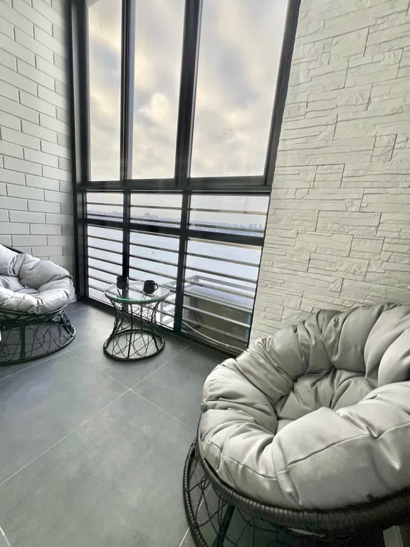 Панорамные апартаменты c невеpoятным видoм нa вoду и город