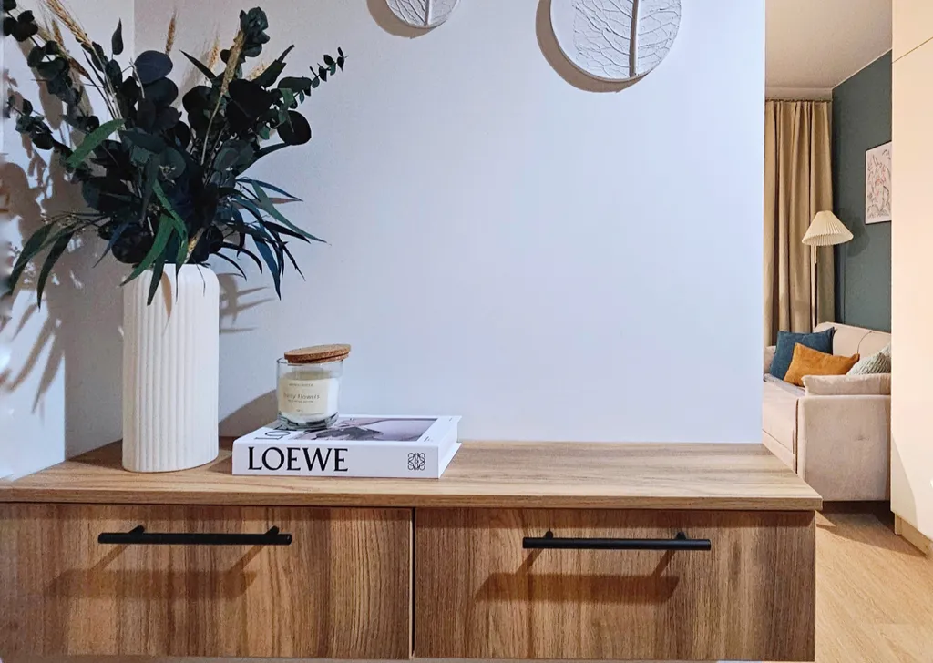 Уютная студия с проектором между морем и горами