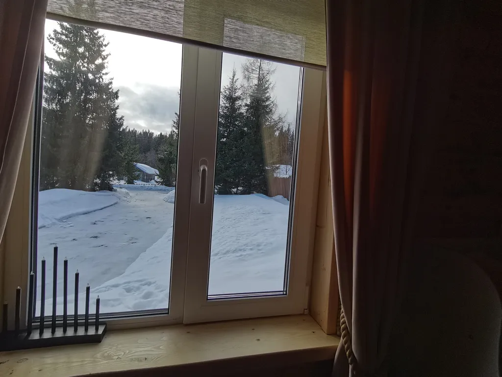 В пешей доступности магазин (900м),кaфе (50м)