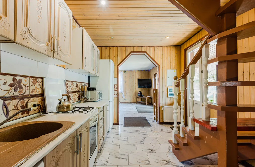 Коттедж с бассейном, баней и 5 спальнями