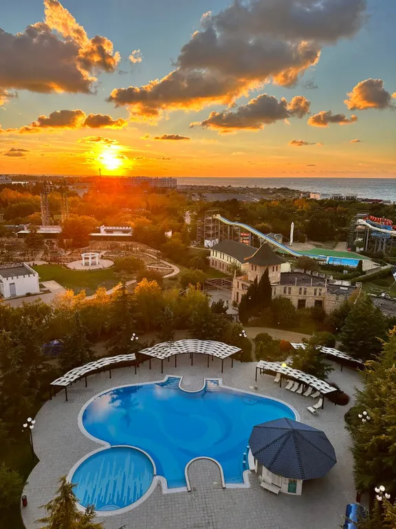 Аквамарин недалеко от моря с бассейном и банями