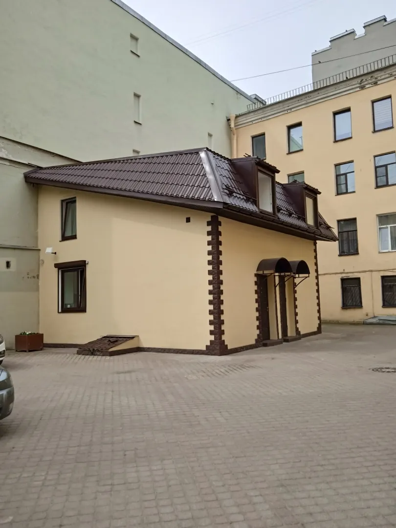 На первом этаже электрические антивандальные жалюзи. По периметру дома видео наблюдение. 
