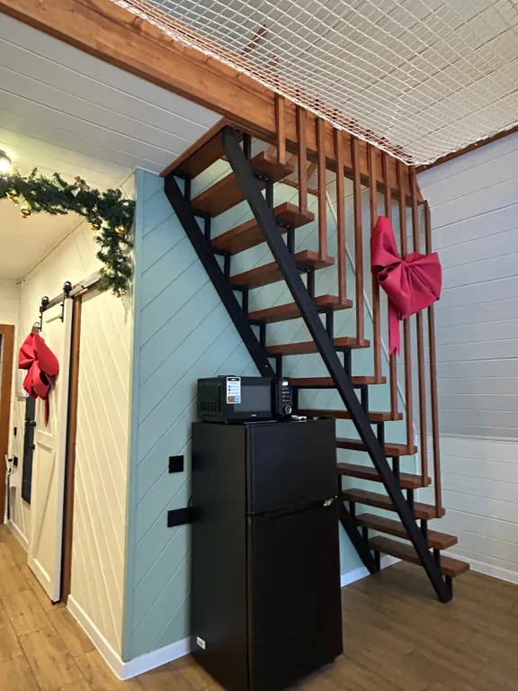 Современный треугольный эко дом