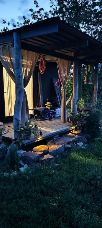 Дом-берлога в лесу с видом на горы